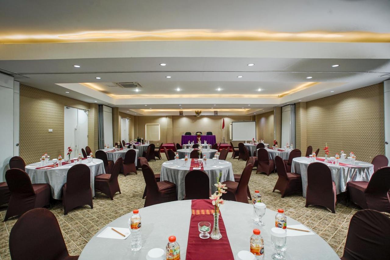 Royal Regantris Cendana Hotel Surabaya Exterior photo