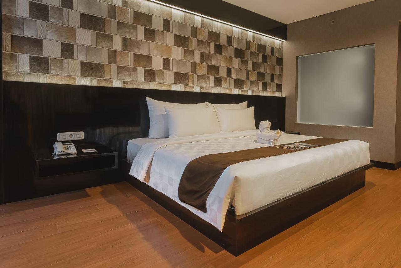 Royal Regantris Cendana Hotel Surabaya Exterior photo