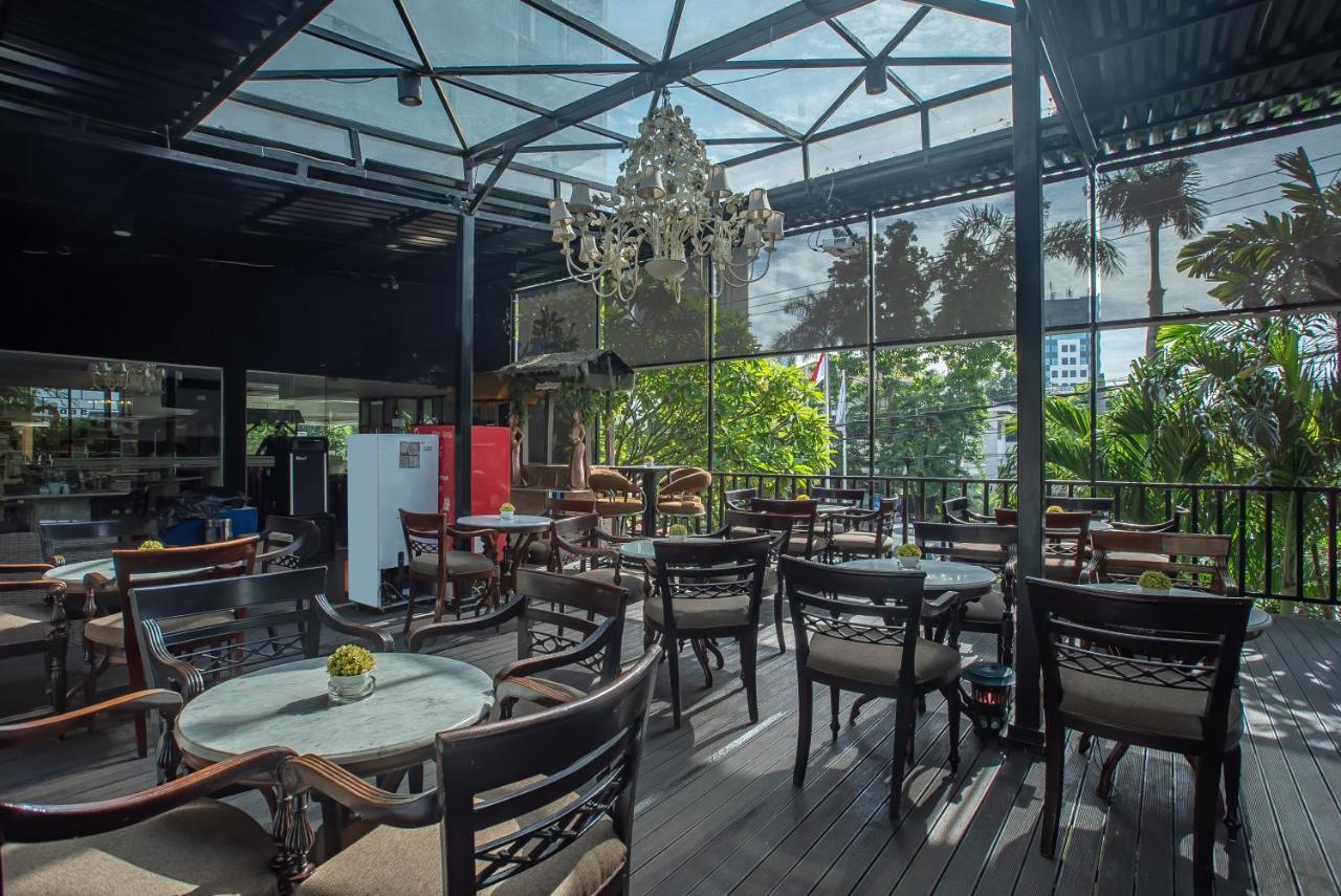 Royal Regantris Cendana Hotel Surabaya Exterior photo