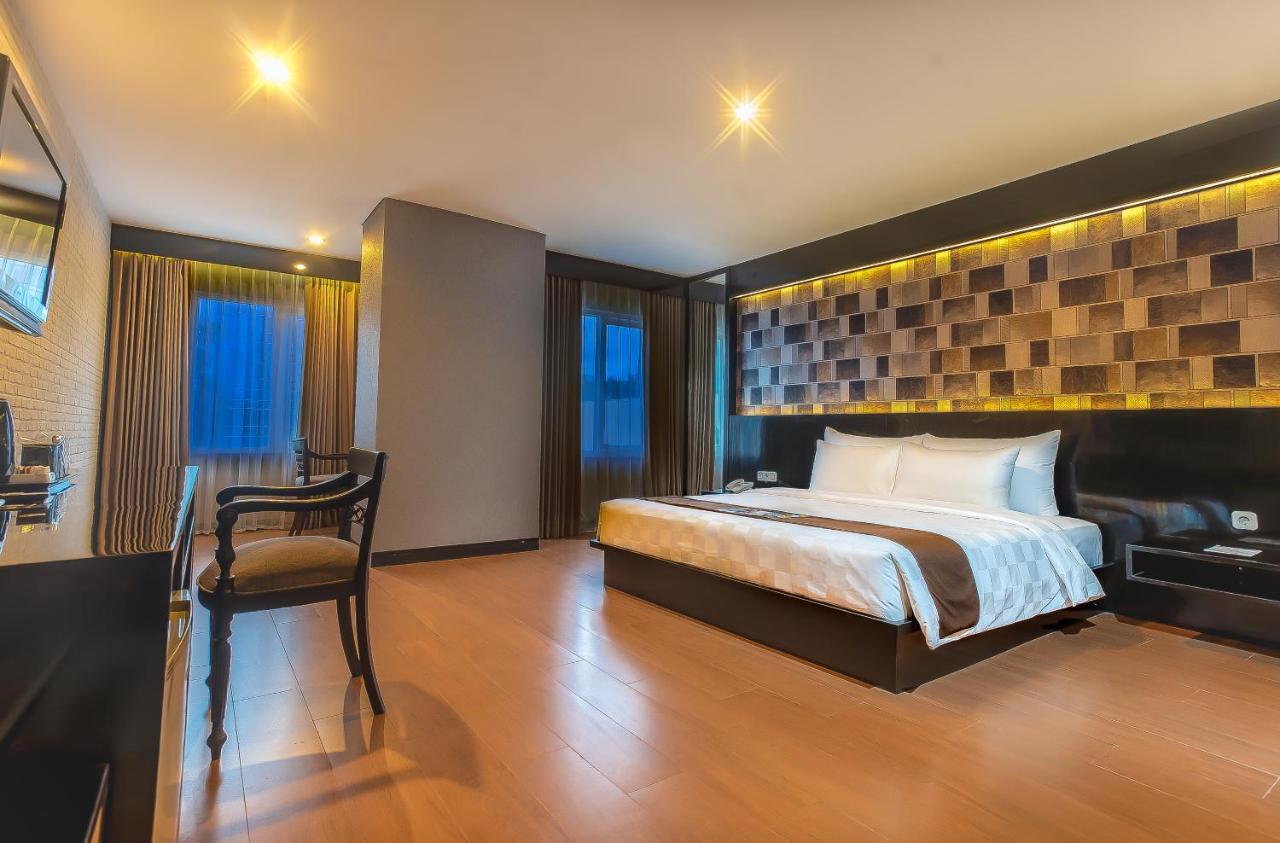 Royal Regantris Cendana Hotel Surabaya Exterior photo
