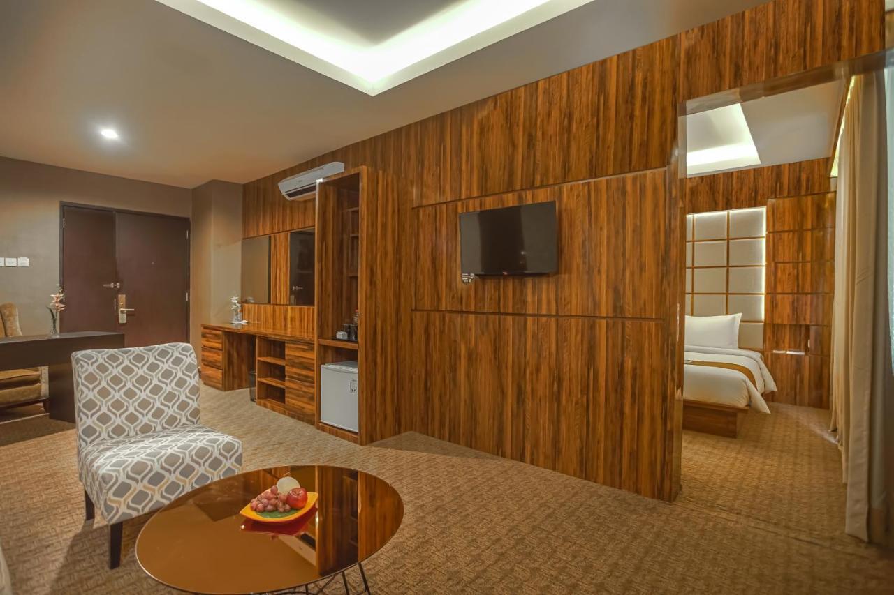 Royal Regantris Cendana Hotel Surabaya Exterior photo
