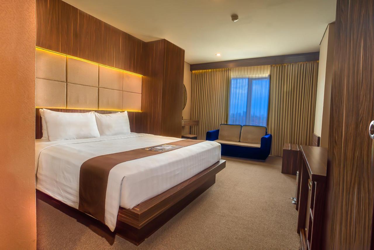 Royal Regantris Cendana Hotel Surabaya Exterior photo