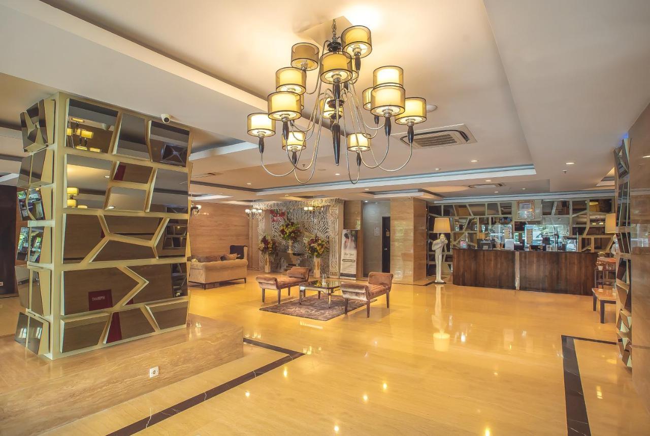 Royal Regantris Cendana Hotel Surabaya Exterior photo
