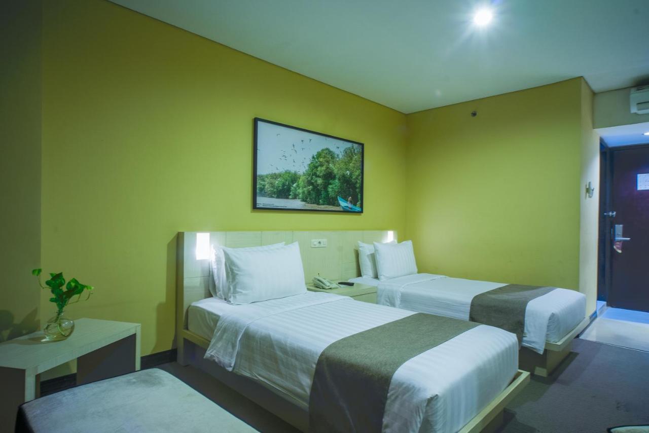 Royal Regantris Cendana Hotel Surabaya Exterior photo