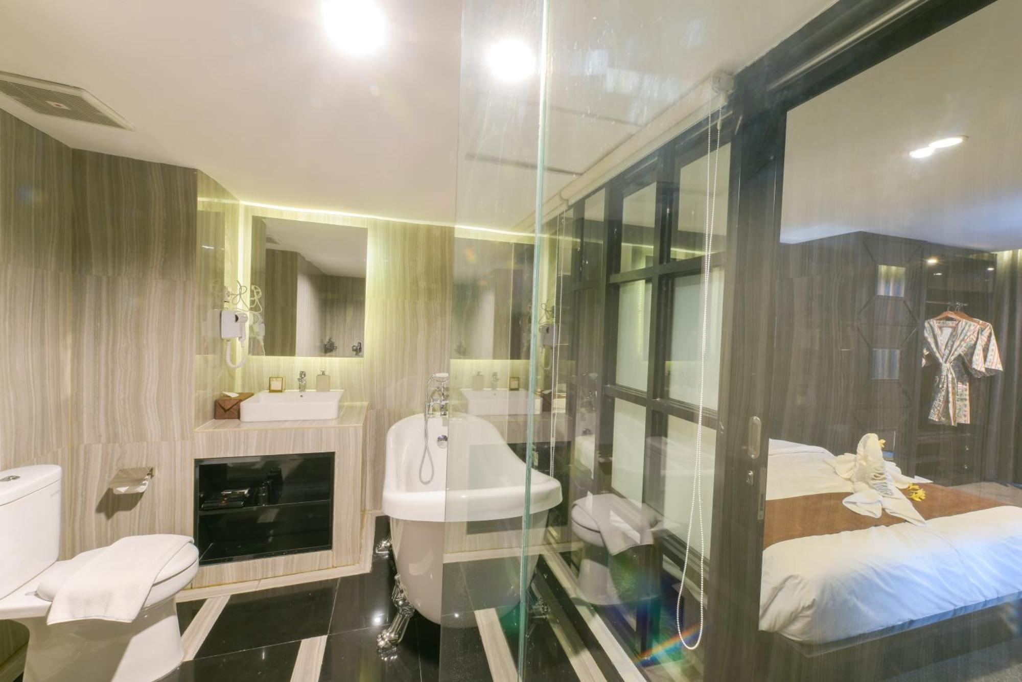 Royal Regantris Cendana Hotel Surabaya Exterior photo
