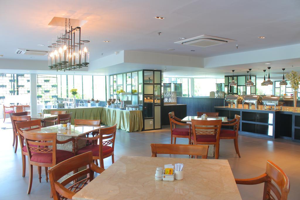 Royal Regantris Cendana Hotel Surabaya Exterior photo