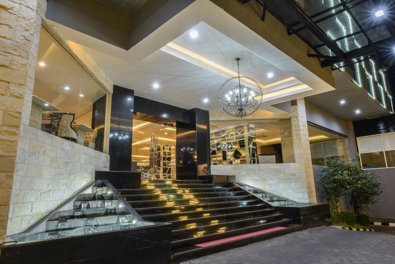 Royal Regantris Cendana Hotel Surabaya Exterior photo