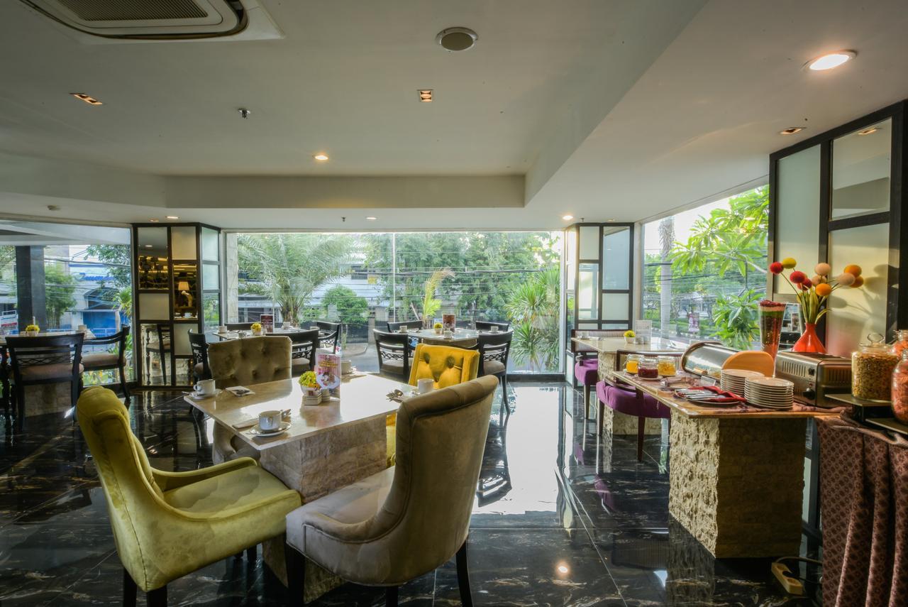 Royal Regantris Cendana Hotel Surabaya Exterior photo
